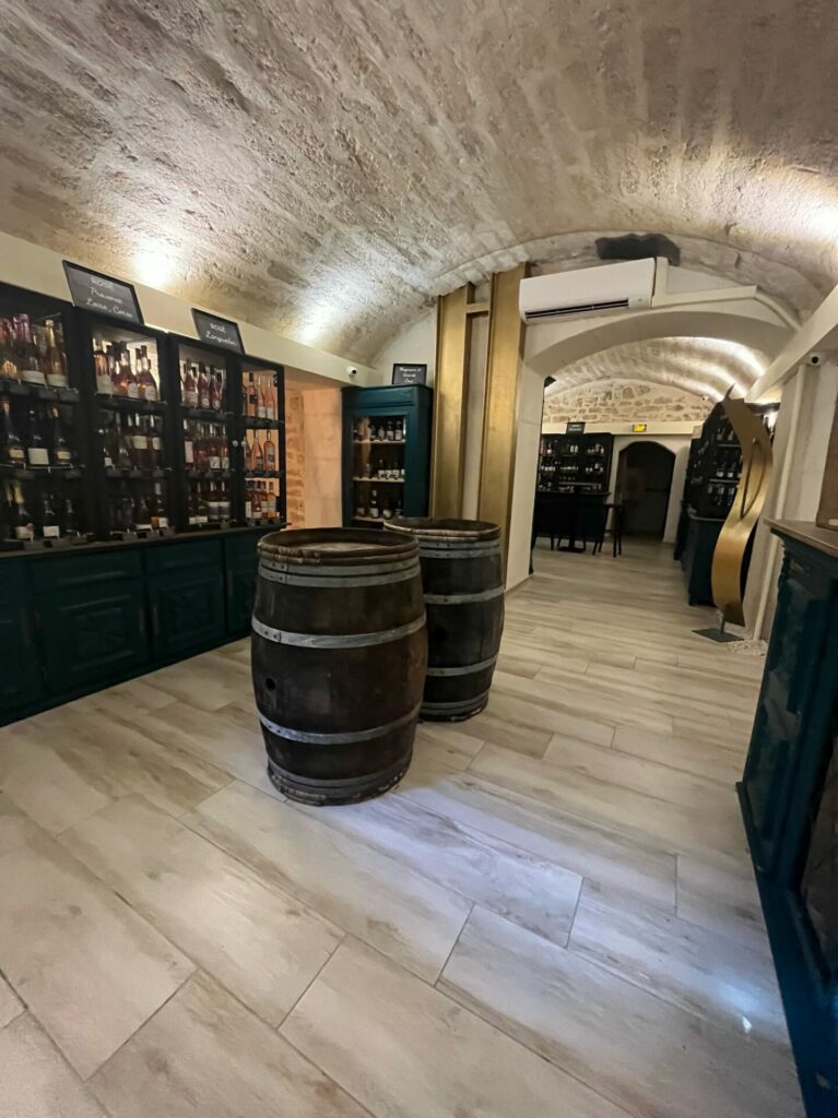 Pousse pas mémé dans la vigne - montpellier - cave à vin